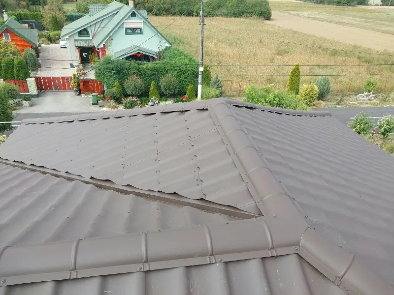 Strecha z hnedej plechovej škridly s hrebeňmi a úžľabím