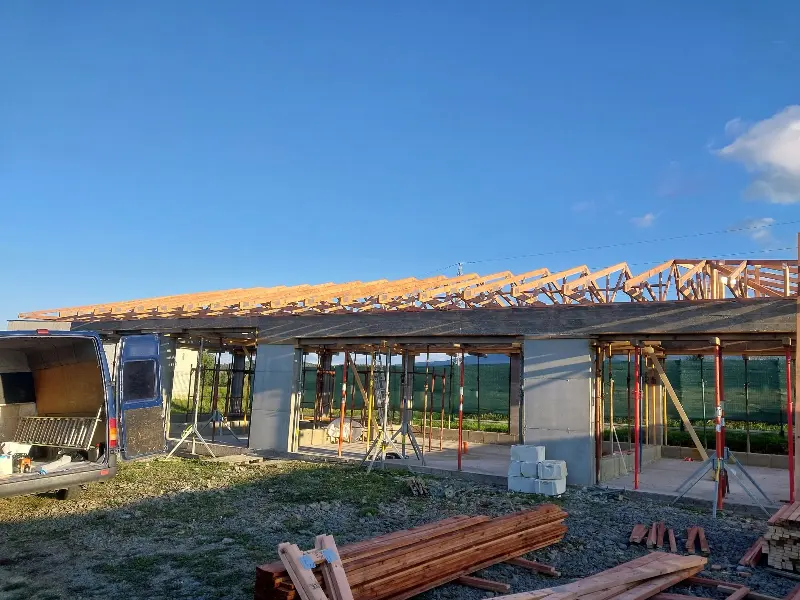 Väzníkový krov pripravený vopred, namontovaný na rozostavanom bungalove